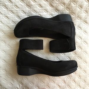 dansko jenna ankle strap flat